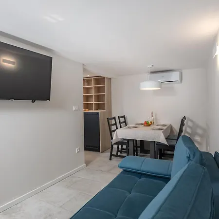 Casa Del Porto Seafront Apartment - Happy Rentals * Moscenicka Draga